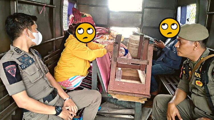 Enam Orang Diamankan Satpol PP dari Dua Panti Pijat Diduga Plus di Padang 1 Satpol PP Padang amankan wanita panti pijit.