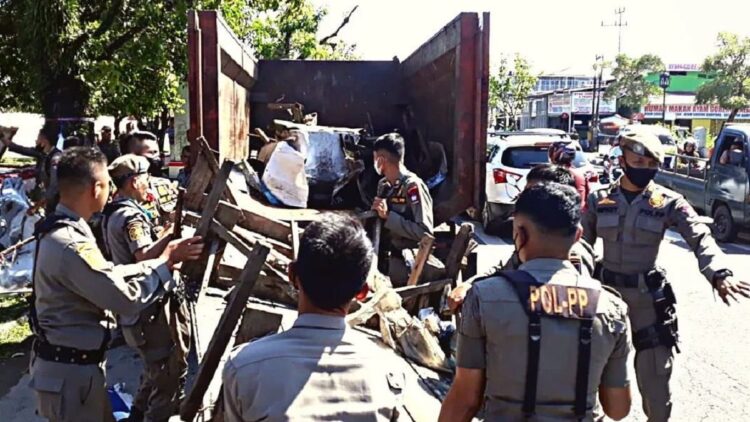 Satpol PP Padang tertibkan lapak pedagang.