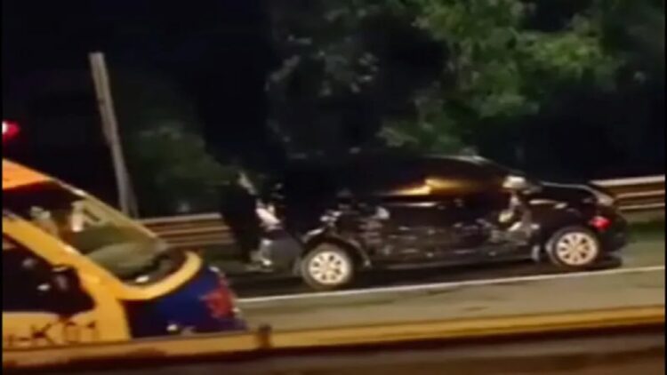 Belasan Kendaraan Kecelakaan Beruntun di Tol Cipularang, 3 Orang Luka Berat 1 Salah satu kendaraan yang terlibat kecelakaan beruntun di jalan Tol Cipularang kondisinya rusak. (ANTARA/Tangkapan Layar Instagram)