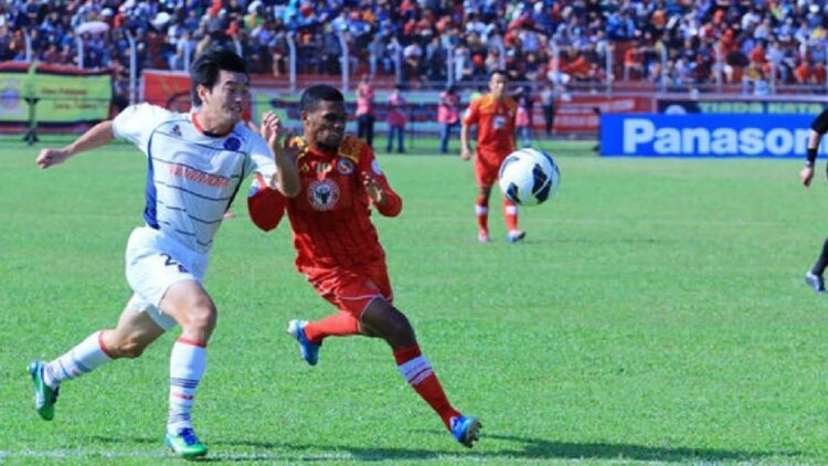 Semen Padang FC ketika melawan Warriors FC di Padang dalam ajang Piala AFC 2013.