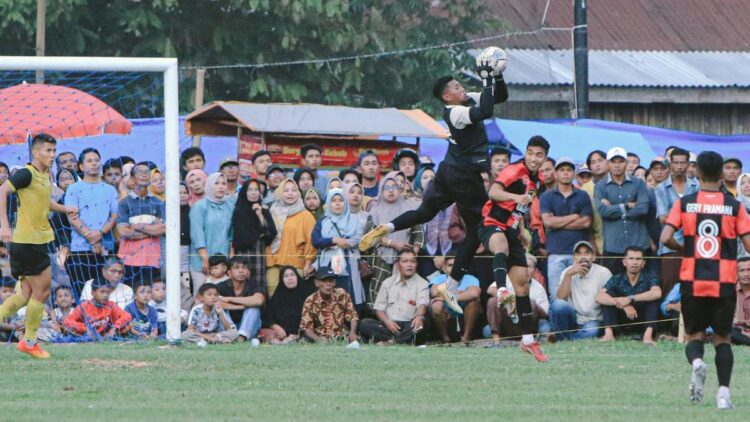 Laga Semen Padang FC kontra Gasliko dipadati penonton. Tim Kabau Sirah menutup laga ujicoba ini dengan skor 3-0.