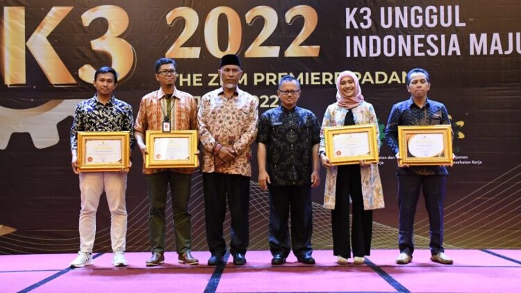 Semen Padang Dapat Penghargaan P2 Covid-19, Ternyata Ini Upaya Kerasnya 1 Semen Padang dapat dua penghargaan dari Kemnaker dan Gubernur.