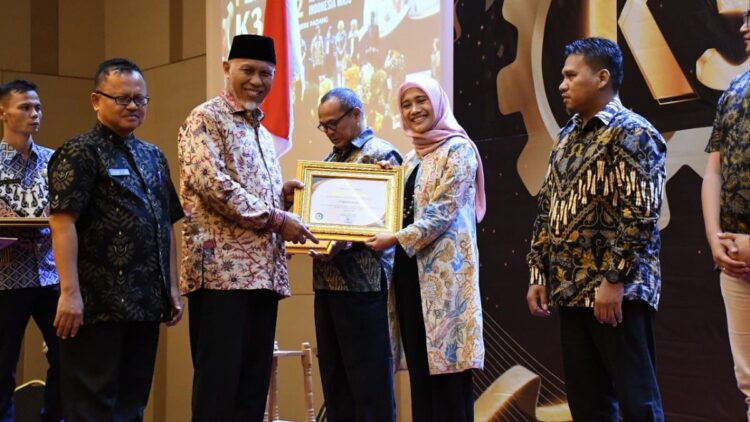 Semen Padang dapat penghargaan P2 Covid dari Gubernur Sumbar, Mahyeldi.