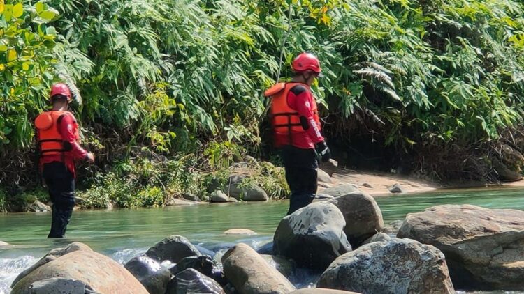 TRC semen padang bantu pencarian seorang lagi siswa SMK 5 yang hanyut di Sungai Bangek.
