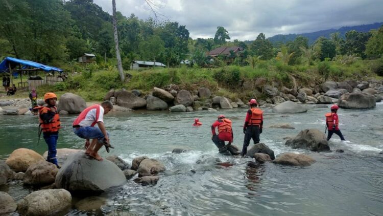 TRC Semen Padang Bantu Pencarian Tiga Pelajar Hanyut di Sungai Bangek 1 TRC Semen Padang bantu pencarian seorang lagi siswa SMK 5 yang hanyut di Sungai Bangek.