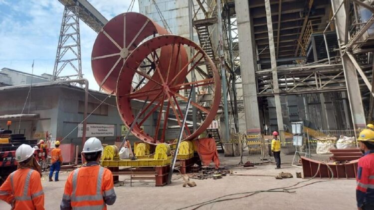 Workshop Semen Padang Garap Proyek Rp9,97 Miliar di SBI dan Tonasa 1 Tim Unit Workshop Departemen BINS PT Semen Padang tengah memasang on ground assembly kiln shell di Pabrik PT SBI Narogong II, Bogor.