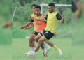 Vendry Mofu saat latihan bersama rekannya di Lapangan Mess Indaruang.