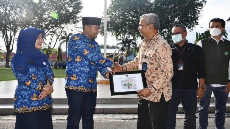 Keberhasilan Semen Padang Hasil dari Penerapan Sistem Lingkungan yang Baik 1 Wagub Sumbar Serahkan Piagam PROPER Hijau Tahun 2021 dari Kementerian LHK ke Semen Padang.