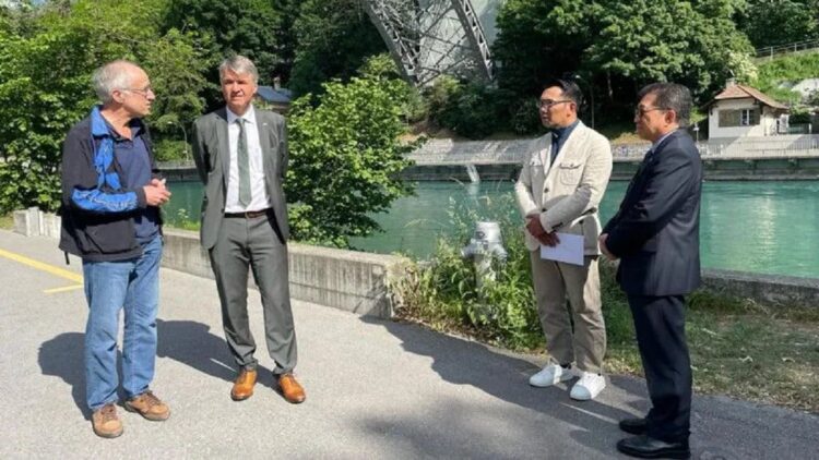 Wali Kota Bern Alec Van Graffenried menyampaikan simpati secara langsung kepada Gubernur Jawa Barat Ridwan Kamil atas hilangnya Emmeril Kahn Mumtadz di Sungai Aare, Swiss, Senin (30/5/2022). Turut hadir Duta Besar Muliaman Hadad dalam pertemuan tersebut. (ANTARA/HO-Humas Kementerian Luar Negeri-KBRI Bern)