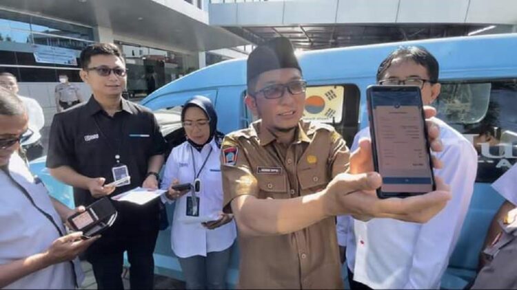 Angkot di Padang akan Pakai Pembayaran Non Tunai 1 Wali Kota Padang memperlihatkan sistem pembayaran non tunai pada angkot.