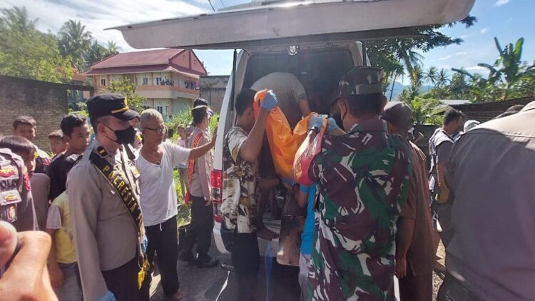 Hendak BAB, Warga di Pauh Malah Temukan Mayat dalam Sungai 1 Polisi mengevakuasi mayat yang ditemukan di aliran sungai di Kecamatan Pauh ke RS Bhayangkara Polda Sumbar. (IST)