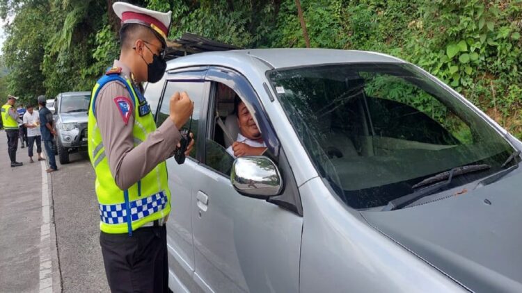 Kasubnit BM Satlantas Polresta Padang  Ipda Fajri mengedukasi pengendara pentingnya penggunaan sabuk pengaman saat menyetir. (IST)