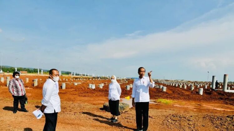 Bangun Ekosistemnya dari Hulu ke Hilir, Pemerintah Berharap Harga Mobil Listrik di Indonesia lebih Murah 1 Presiden Jokowi memulai tahapan pembangunan industri baterai listrik terintegrasi di Kawasan Industri Terpadu Batang (KITB), Kabupaten Batang, Provinsi Jawa Tengah, Rabu (8/6). (ANTARA/HO-Biro Pers Sekretariat Presiden/Laily Rachev)