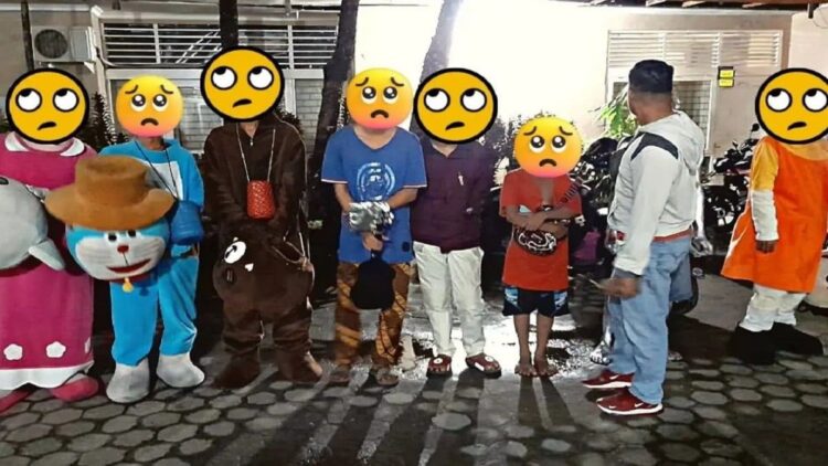 Sejumlah orang berpakaian karakter kartun diamankan Satpol PP Padang karena mengemis di simpang lampu merah. (IST)