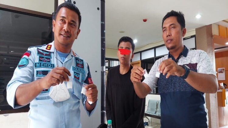 Rutan Padang Gagalkan Penyelundupan Narkoba, 4 Paket Sabu di Dalam Titipan Makanan Diamankan 1 Kepala Rutan Kelas IIB Padang, Muhammad Mehdi memperlihatkan sabu yang hendak diselundupkan ke dalam rutan. (IST)