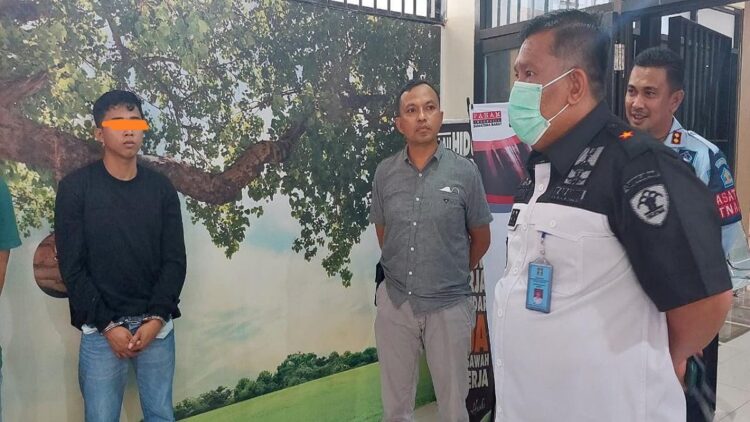 Kakanwil Kemenkumham Sumbar R.Andika Dwi Prasetya langsung memantau Rutan Padang usai penemuan pengunjung yang membawa narkoba ke dalam rutan. (IST)