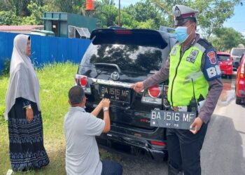 Terjaring Razia di Batas Kota Padang, Pengendara Mobil Ini Ganti Sendiri Pelat Nomor Modifikasi 19 Terjaring Razia di Batas Kota Padang, Pengendara Mobil Ini Ganti Sendiri Pelat Nomor Modifikasi