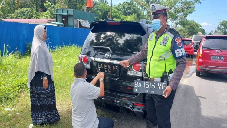 Pengendara mobil ini mengganti sendiri pelat nomor modifikasi saat dirazia polisi. (IST)