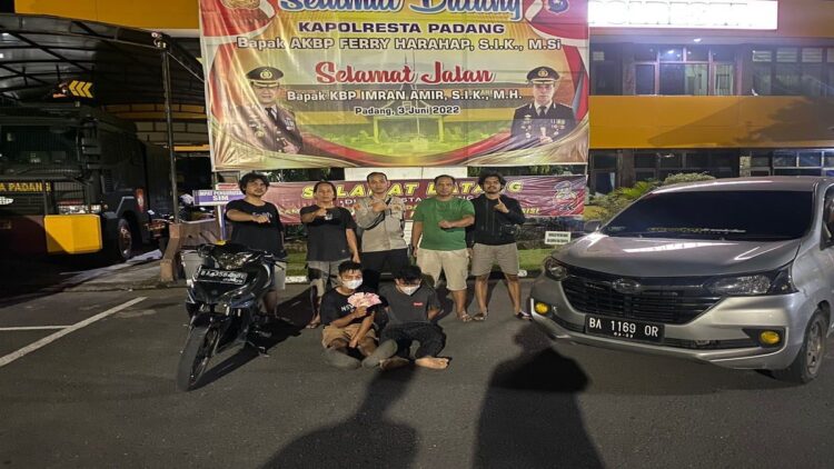 Nyewa Mobil Rental, Dua Pemuda di Padang Bawa Kabur Tiga Kota Amal Masjid 1 Polisi meringkus dua pelaku pencurian kotak amal masjid. (IST)