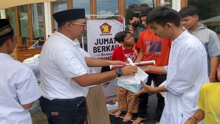 Wakil Bendahara DPD Gerindra Sumbar Dafrawira De Hansen menyerahkan nasi kotak Jumat Berkah dari Andre Rosiade di Masjid Al Ikhlas Kompleks Kehakiman, Lubukbegalung, Padang. (IST)