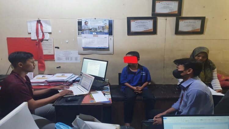 Belajar dari YouTube, Bocah 14 Tahun di Padang Gasak Uang Rp3,5 Juta di Toko Beras 1 Polisi tengah melakukan pemeriksaan terhadap pelaku pencurian di salah satu toko beras di Padang. (IST)