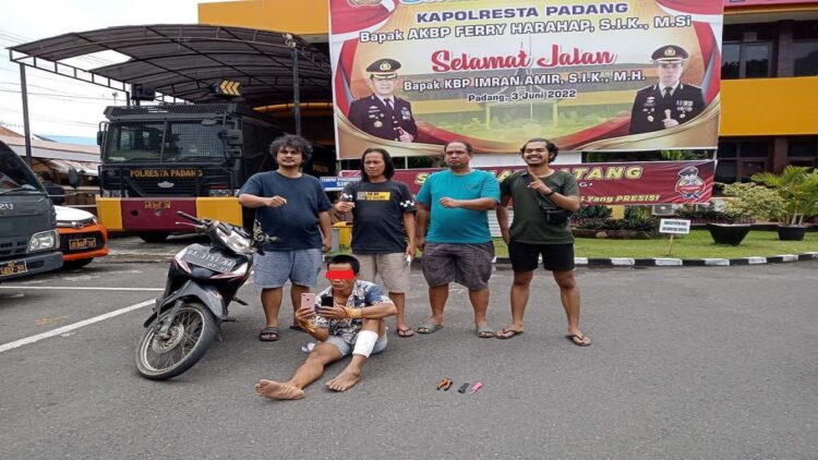 Polisi meringkus pencuri HP di salah satu rumah di Kota Padang. (IST)