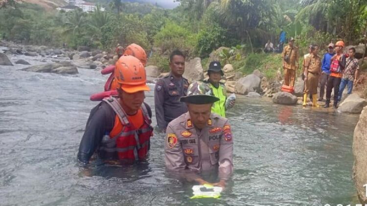 Kapolsek Kototangah dan tim gabungan melanjutkan pencarian terhadap pelajar yang hanyut saat mandi di Sungai Bangek, Kelurahan Balai Gadang, Kecamatan Kototangah, Kota Padang. (IST)