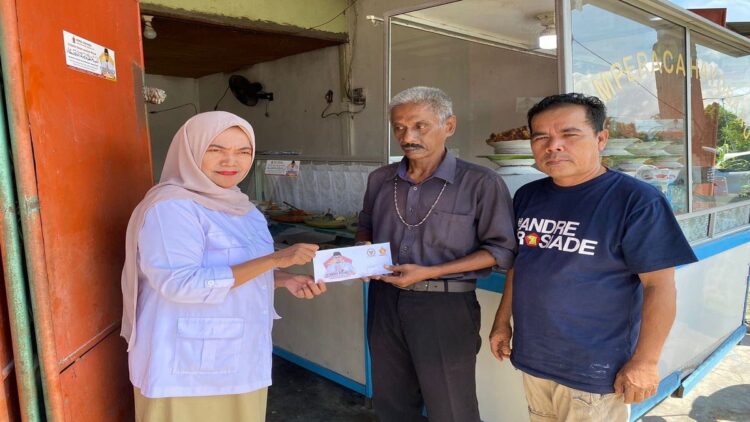 Andre Rosiade Bantu Modal Rumah Makan yang Nyaris Bangkrut di Lubuk Minturun, Padang 1 Pengurus DPD Gerindra Sumbar menyerahkan bantuan modal usaha dari Andre Rosiade untuk pemilik RM Ampera Cahaya Baru milik Oka di Bypass Lubukminturun, Kototangah, Padang. (IST)