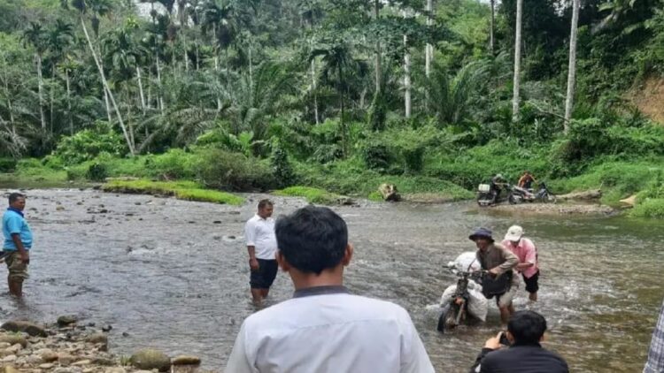 Di lokasi ini akan dibangun jembatan gantung untuk mempercepat akses warga ke kebun di Kampung Koto Panjang, Pessel. Pembangunan jembatan tersebut difasilitasi Anggota Komisi VI DPR RI Andre Rosiade. (IST)