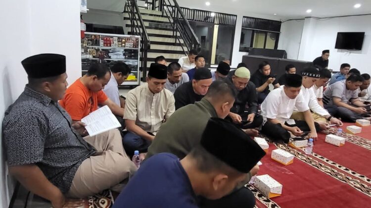 Salah seorang Serdik Sespimmen Polri Dikreg 62 tahun 2022 D Dormitoty 1 Kompol Rico Fernanda SH, SIK, MH mengikuti acara Yasinan di rumah warga. (IST)
