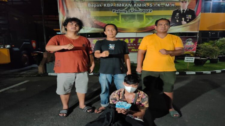 Nyolong Laptop dan HP di Panti Asuhan, Nelayan di Padang Dicokok Tim Klewang 1 Tim Klewang menangkap pencuri HP dan laptop di salah satu panti asuhan di Padang. (IST)