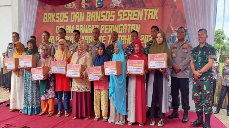 Polda Sumbar menyerahkan ratusan paket sembako kepada masyarakat saat peringatan Hari Bhayangkara ke 76. (IST)