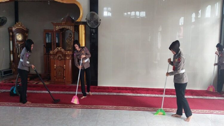 Puluhan anggota polwan Ditlantas Polda Sumbar lakukan aksi bersih-bersih rumah ibadah. (IST)
