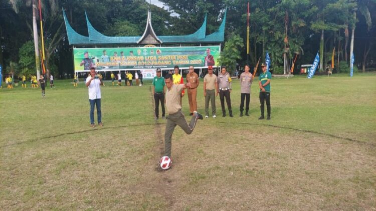 Kasrem 032/Wirabraja Kolonel Inf Josep Tanada Sidabutar membuka gelaran Piala Kasat Liga Santri PSSI Wilayah Kodim 0312/Padang Tahun 2022. (IST)