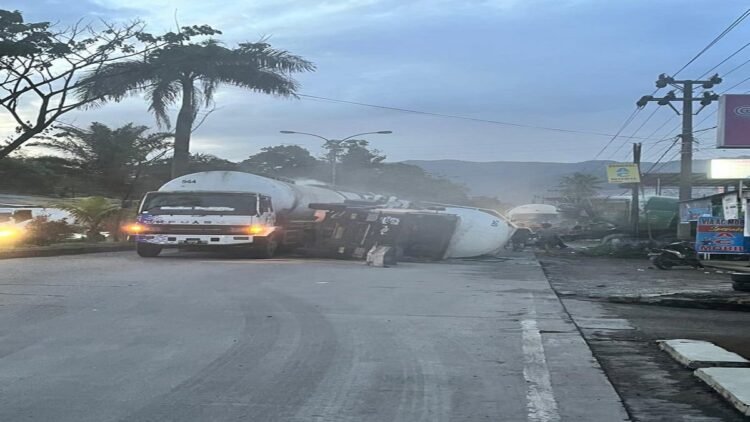 Truk pengangkut semen curah terbalik di kawasan Indarung. (IST)