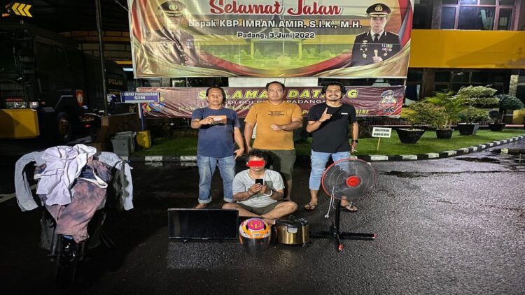 Seorang pria ditangkap polisi karena tidak membayar setelah membeli barang elektronik di Pasar Raya Padang. (IST)
