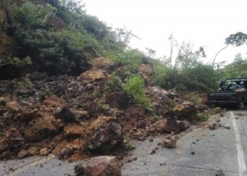 Kawasan Sitinjau Lauik Longsor, Kendaraan Roda Empat Tak Bisa Melintas