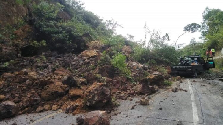 Kawasan Sitinjau Lauik Longsor, Kendaraan Roda Empat Tak Bisa Melintas 1 Material longsor menutupi hampir seluruh badan jalan mengakibatkan kendaraan roda empat tak dapat melintas. (IST)