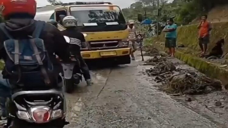 Jalur Sitinjau Lauik yang longsor sudah bisa dilewati kendaraan setelah dilakukan evakuasi material longsor. (IST)