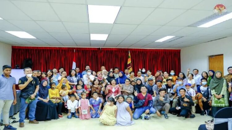 Sri Lanka Dilanda Kebangkrutan, WNI belum Putuskan untuk Evakuasi 1 Duta Besar RI untuk Sri Lanka Dewi Gustina Tobing bersama para staf KBRI Kolombo dan WNI di Sri Lanka. (ANTARA/HO-KBRI Kolombo)