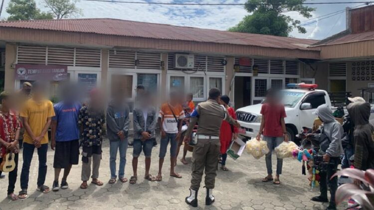 Belasan Orang Diamankan Satpol PP di Jalanan Kota Padang, Ada yang Bawa Anak Istri 1 Sebelas orang diamankan Satpol PP Padang karena melakukan aktivitas di jalanan kota Padang dan meresahkan pengguna jalan.