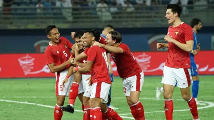 Pesepak bola Timnas Indonesia Rachmat Irianto (kedua kiri) berselebrasi dengan rekan-rekannya usai membobol gawang Timnas Kuwait dalam laga perdana Grup A Kualifikasi Piala Asia 2023 di Stadion Internasional Jaber Al Ahmad, Kuwait, Rabu (8/6/2022). (ANTARA)