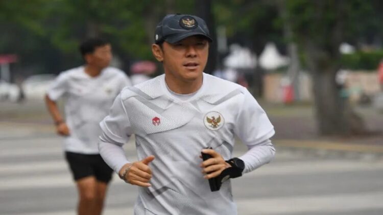 Pelatih sepak bola Timnas Indonesia Shin Tae-yong berlari saat memimpin sesi latihan perdana di Kawasan Gelora Bung Karno, Senayan, Jakarta, Kamis (26/5/2022). ANTARA FOTO/Hafidz Mubarak A/YU