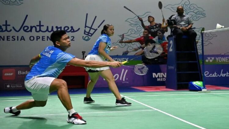 Pebulu tangkis ganda campuran Indonesia Praveen Jordan (kiri) dan Melati Daeva Oktavianti berhasil melaju babak selanjutnya setelah menang 21-6, 21-18. ANTARA FOTO/Sigid Kurniawan/foc.