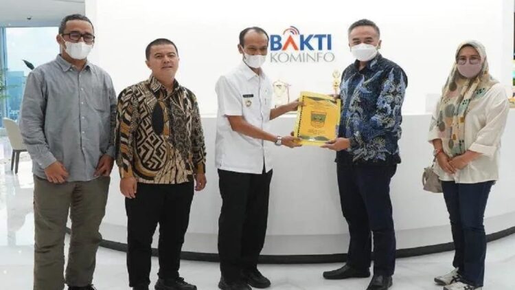Wakil Bupati Solok Selatan, Yulian Efi (tiga kiri) menyerahkan proposal bantuan pembangunan BTS kepada Direktur Layanan Untuk Masyarakat dan Pemerintah Badan Aksesibilitas Telekomunikasi dan Informasi (BAKTI) Kementerian Kominfo, Danny Januar Ismawan (dua kanan). (ANTARA/HO-Diskominfo Solok Selatan)