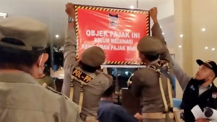 Kafe dan resto yang menunggak pajak disegel Bapenda Padang.