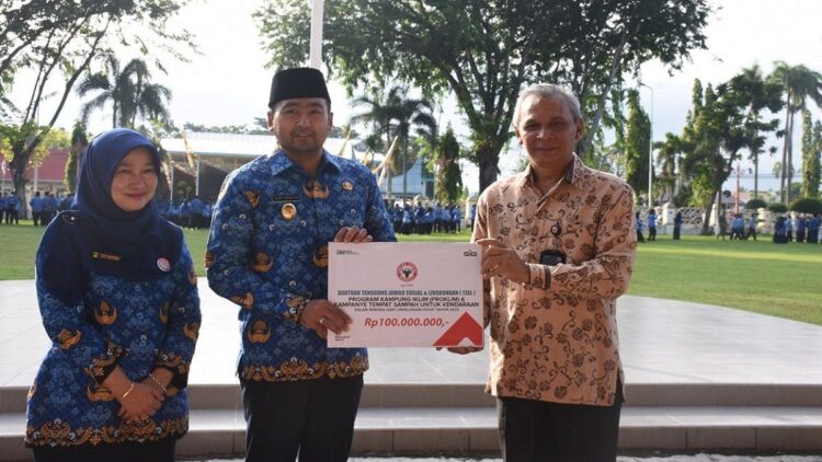 Bantuan Rp100 juta dari Semen Padang untuk program lingkungan hidup di Sumbar.