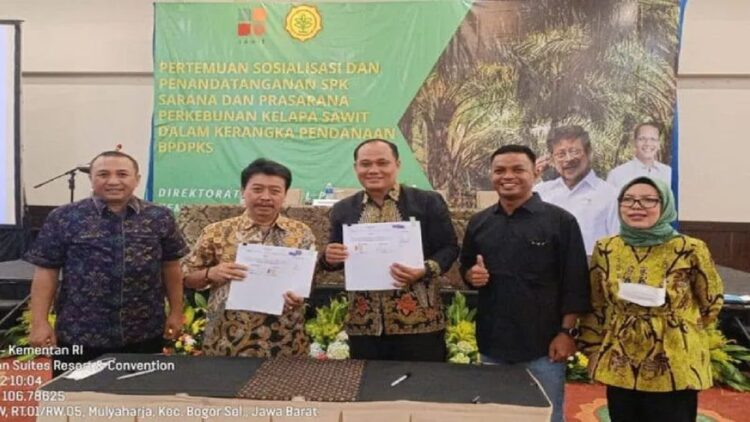 Kementan Bantu Pemkab Dharmasraya Rp3 M untuk Sarpras Perkebunan Sawit, Ini Rinciannya! 1 Kepala Dinas Pertanian Dharmasraya Darisman (tengah) bersama pejabat Ditjenbun Kementan setelah melakukan penandatanganan perjanjian kerjasama bantuan kegiatan sarana dan prasarana perkebunan kelapa sawit. (Antara/HO-Kominfo Dharmasraya)