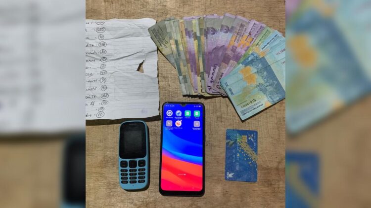 Jual Togel Online, Pria Paruh Baya di Padangpariaman Diciduk Polisi 1 Barang bukti pelaku togel di Padang Pariaman.