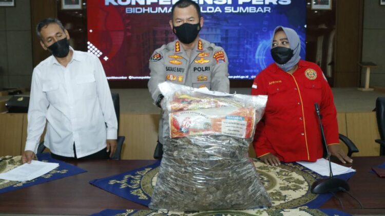 Barang bukti sisik trenggiling yang diamankan Polda Sumbar.